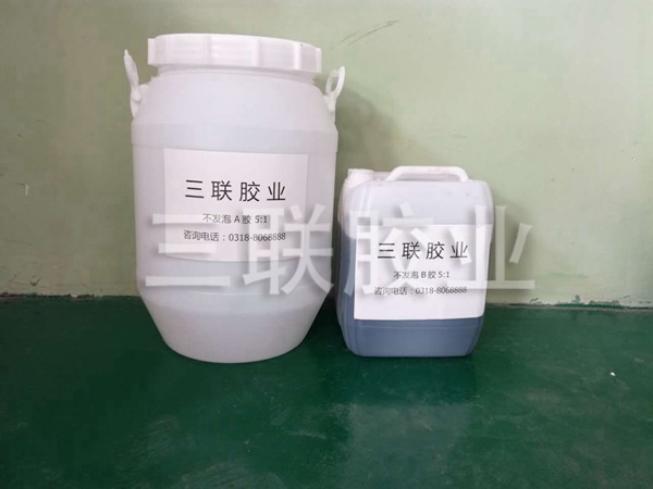 Oil based polyurethane adhesive packaging